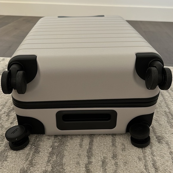 Away The Bigger Carry On in Cloud Gray brand new - Picture 6 of 15